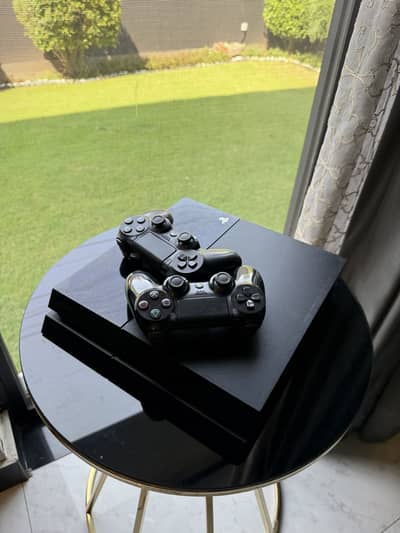 PS4 500GB WITH 2 CONTROLLERS