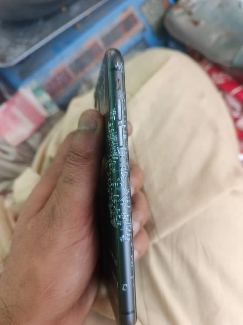 Apple iPhone 11 4