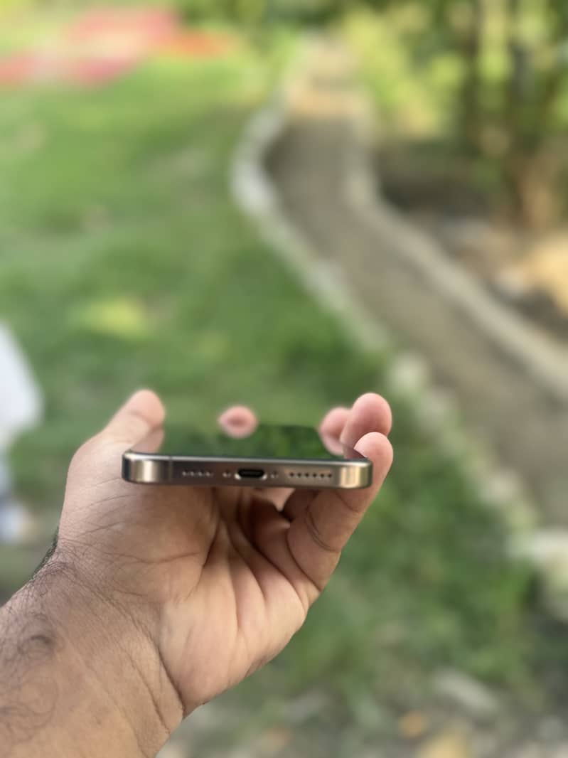 Apple iPhone 16 Pro Max 2