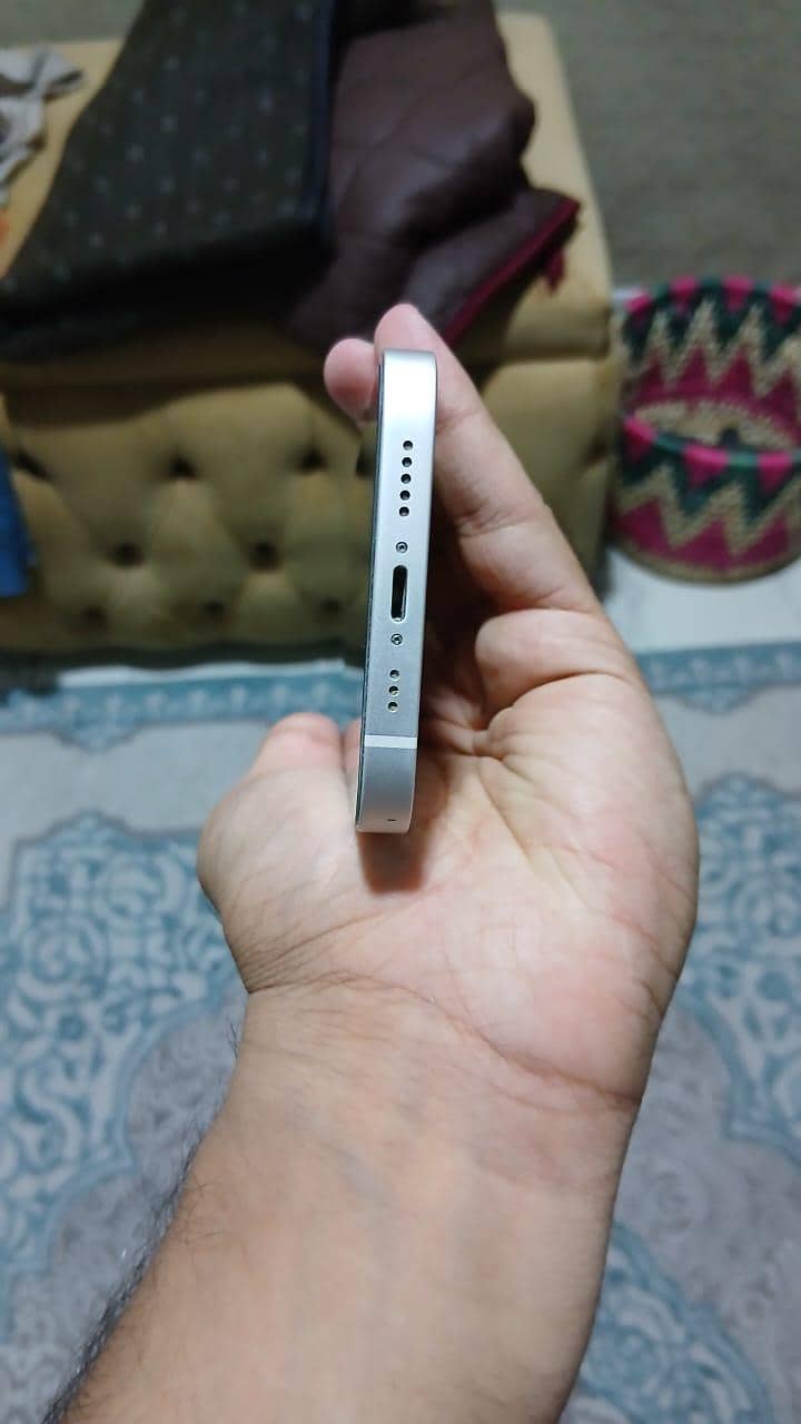 Apple iPhone 13 5