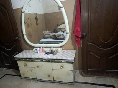 almari aur dressing table