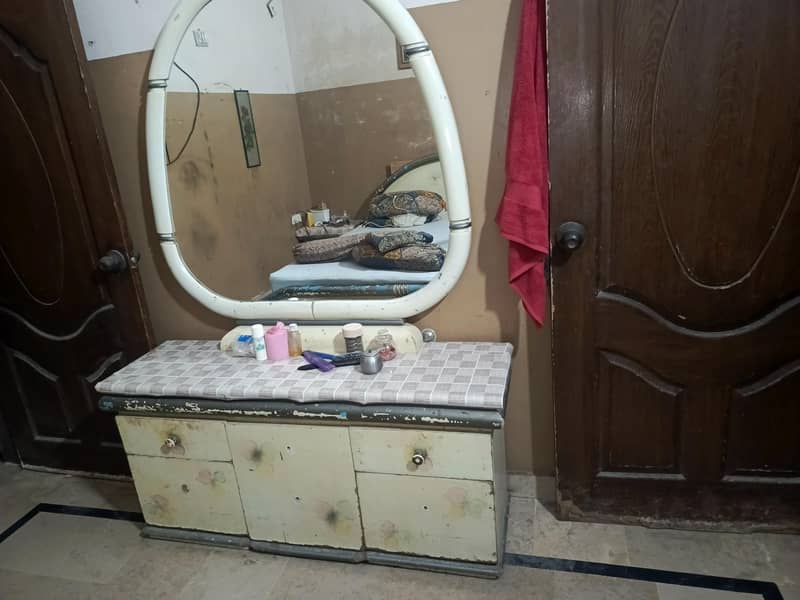 almari aur dressing table 0