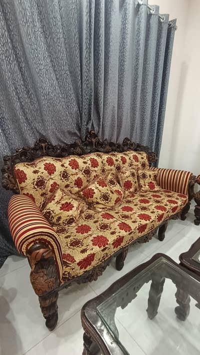 Chinioti 7 seater sofa set with 3 tables.