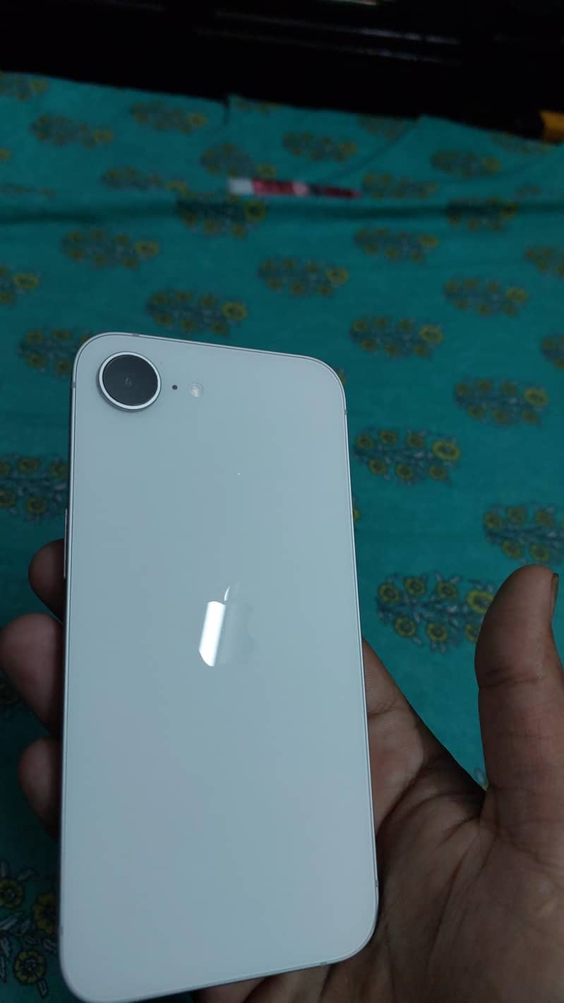 Apple iPhone 16e 0