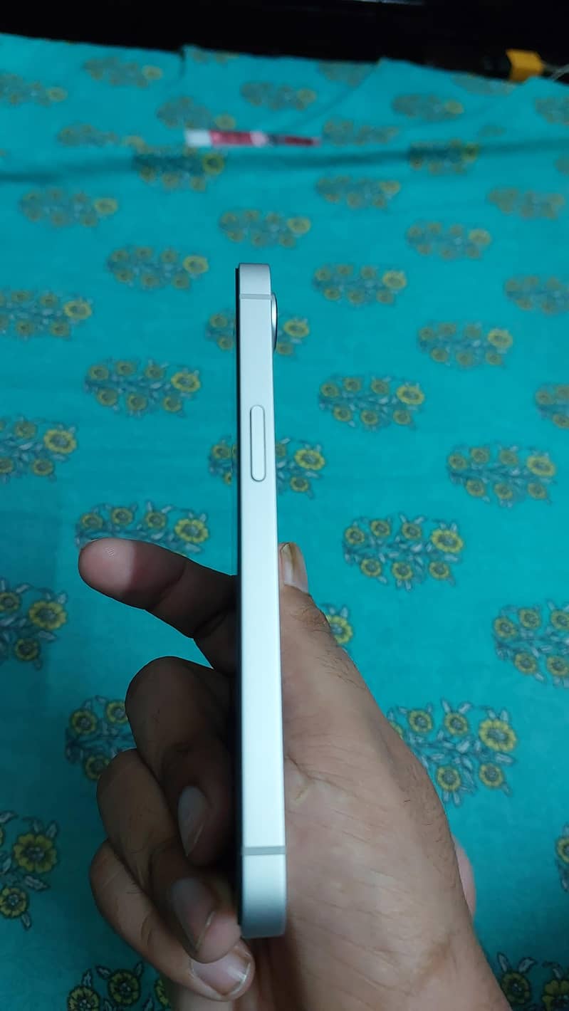 Apple iPhone 16e 1