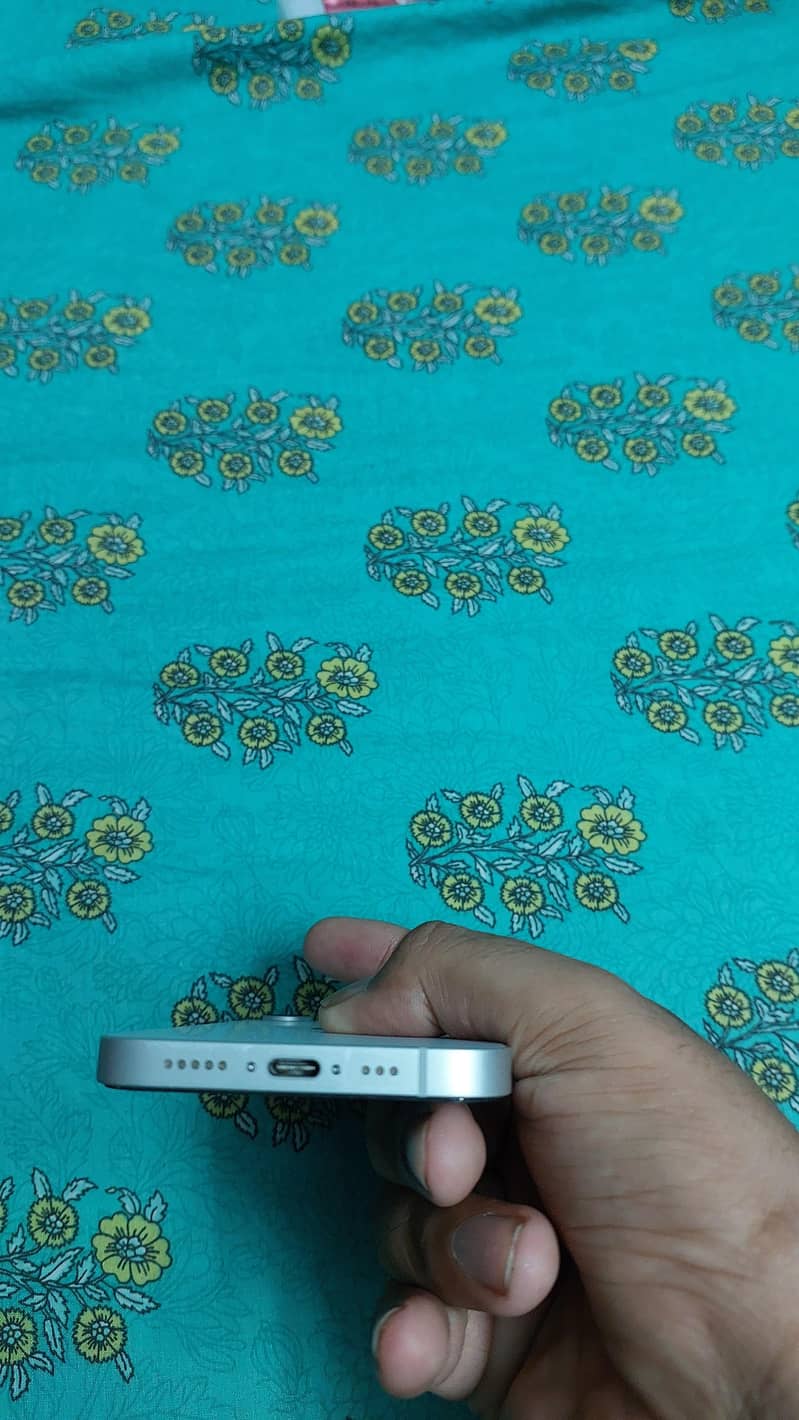 Apple iPhone 16e 2