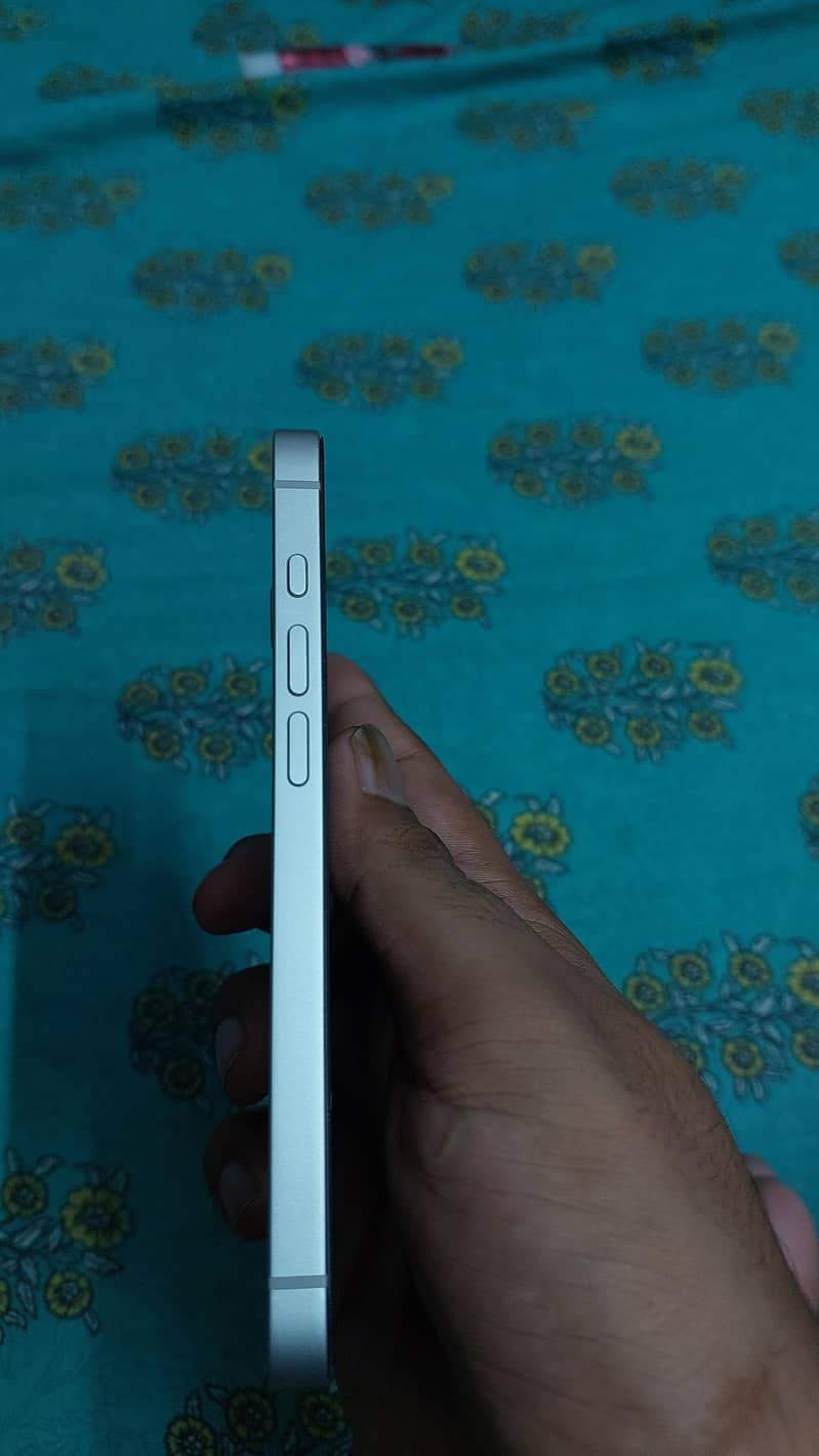 Apple iPhone 16e 3