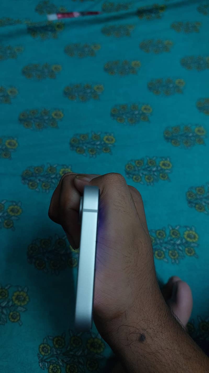 Apple iPhone 16e 4