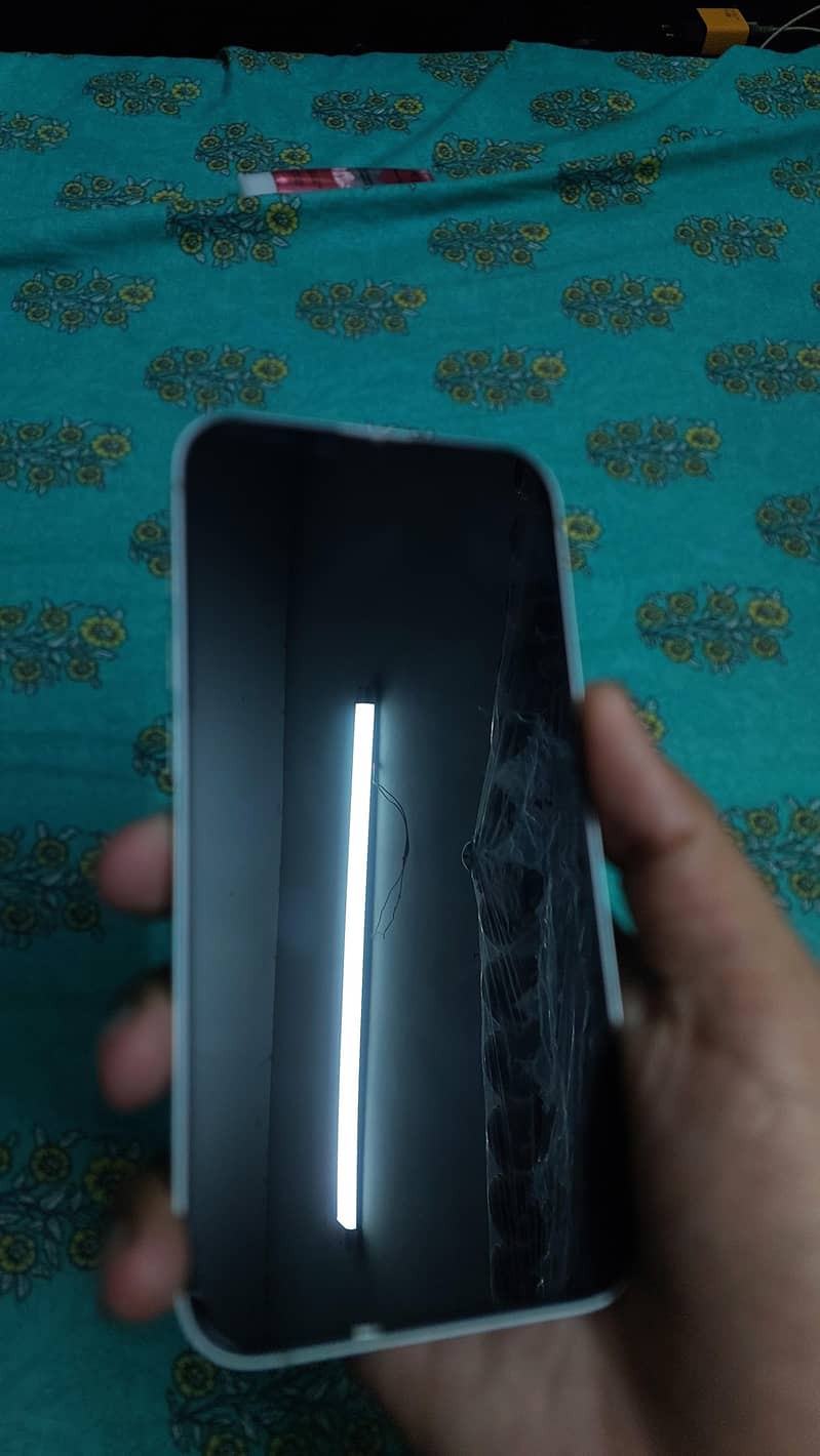 Apple iPhone 16e 5