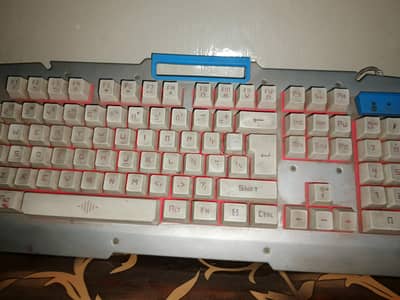 fully RGB keyboard in working conditions 8 by 10