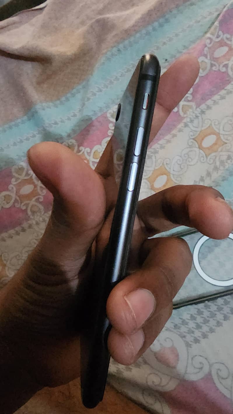 Apple iPhone 8 3