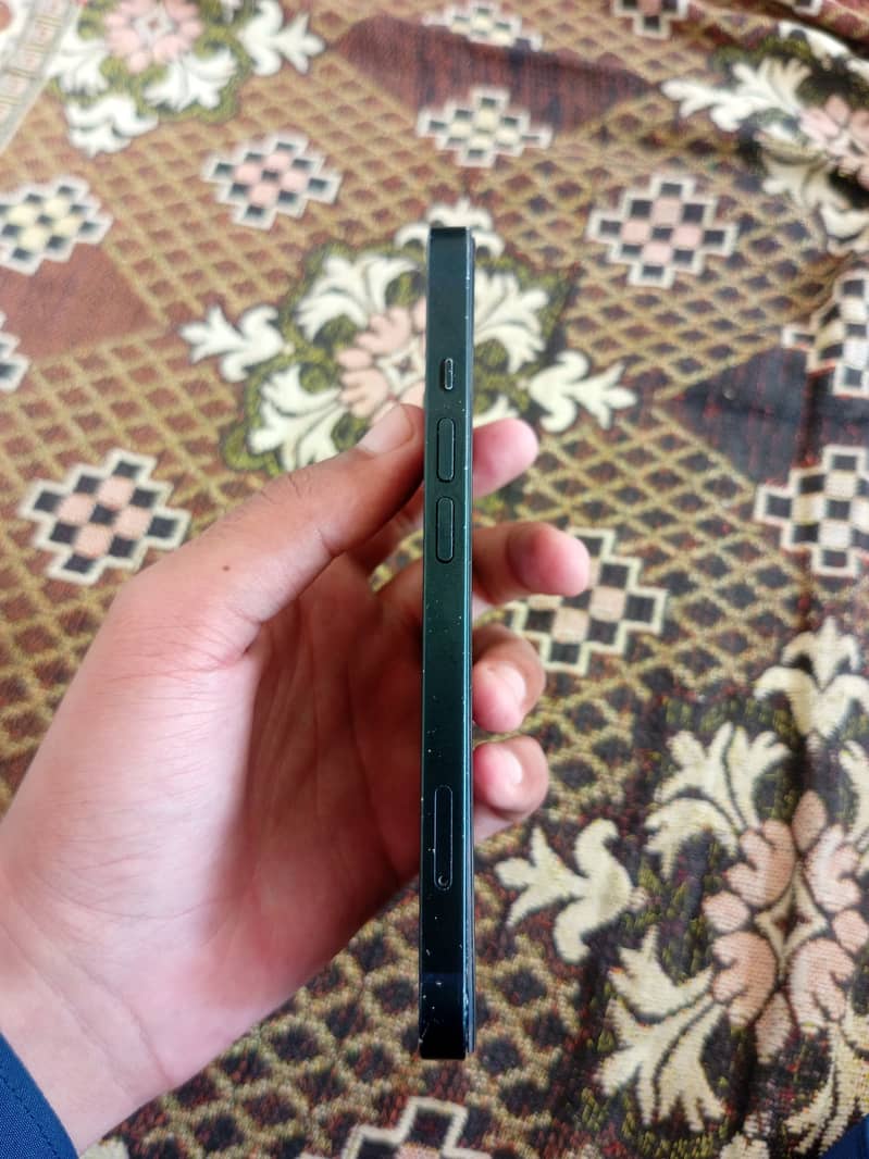 Apple iPhone 13 4