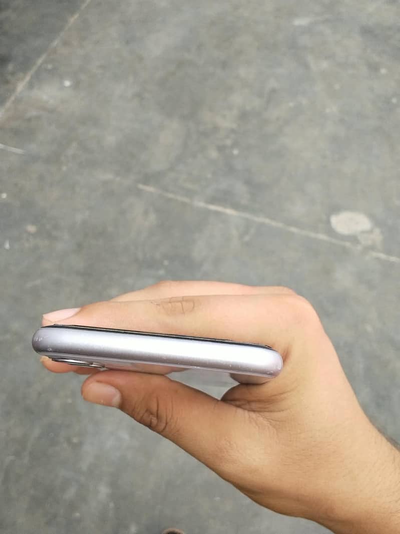 Apple iPhone 11 3