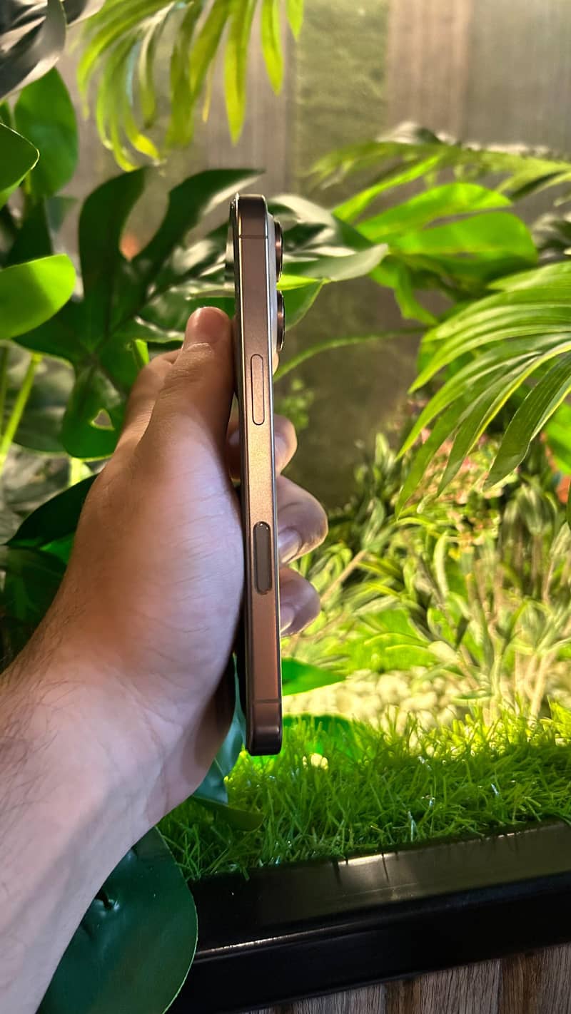 Apple iPhone 16 Pro 3