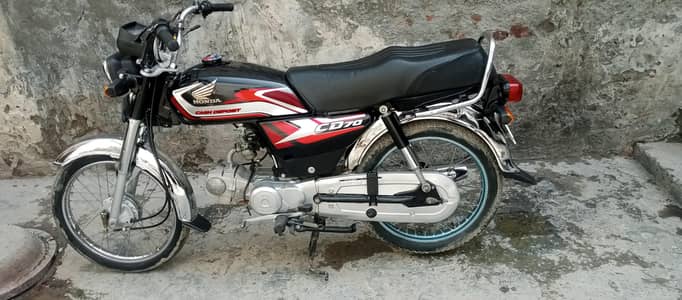 bike saaf ha gar me use hoi ha