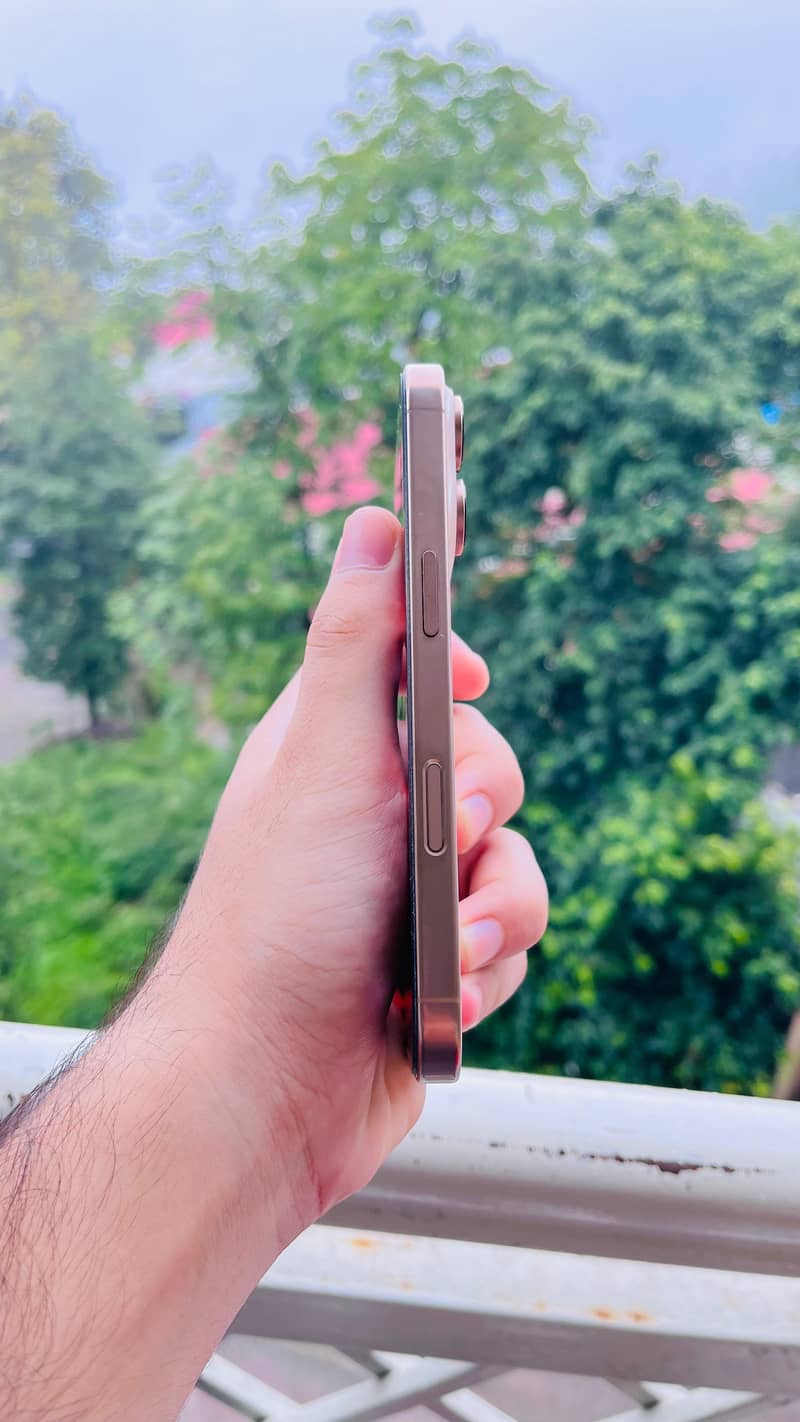 Apple iPhone 16 Pro 3