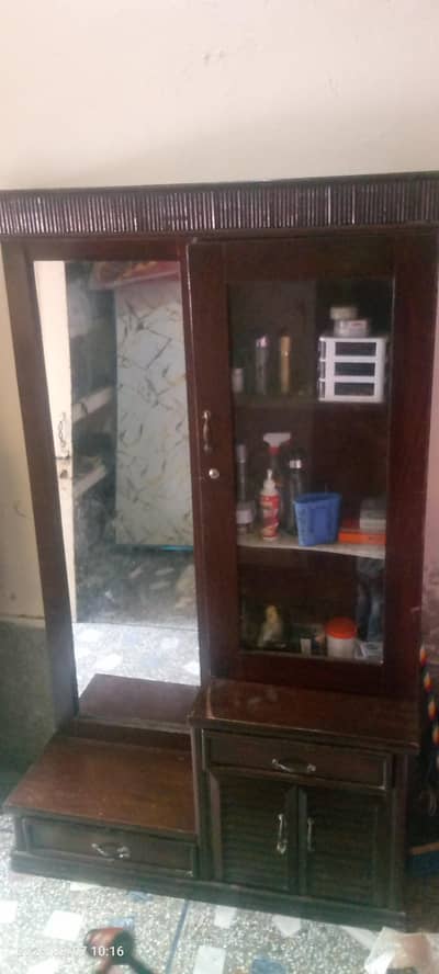 dressing Almari