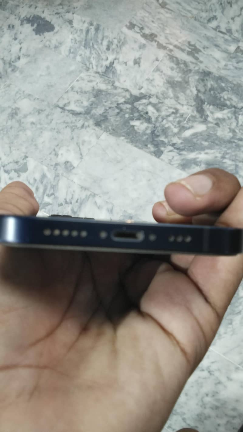 Apple iPhone 12 4