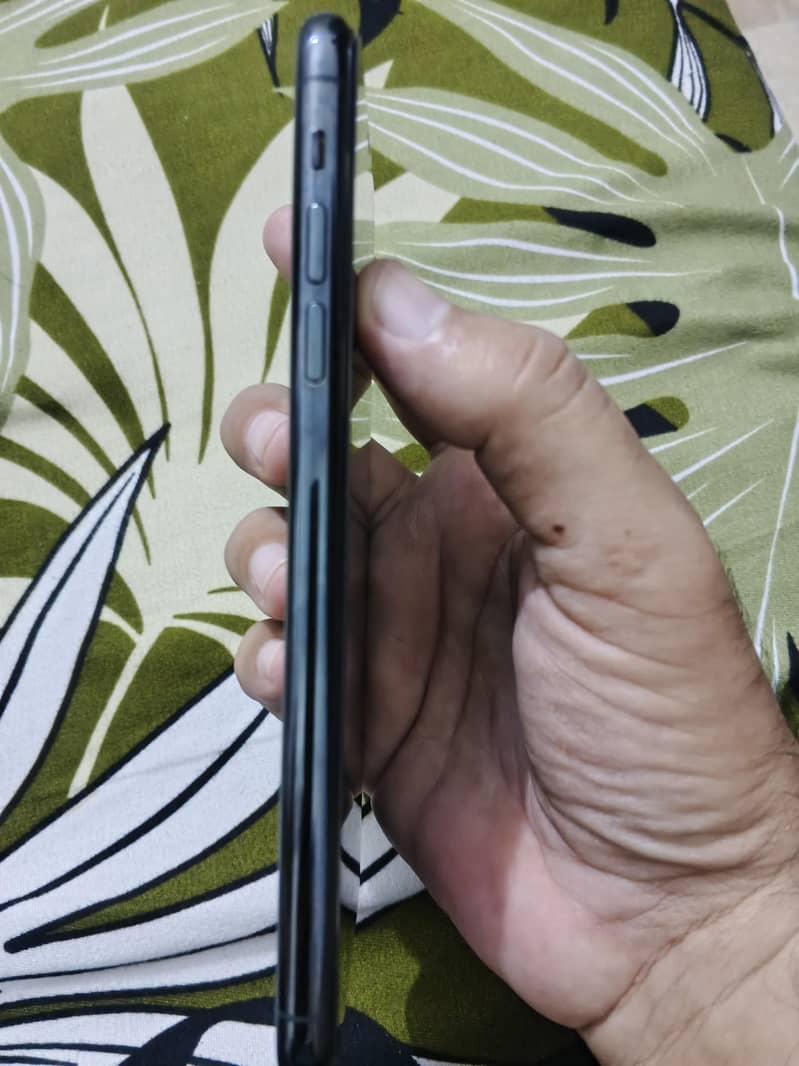 Apple iPhone 11 Pro Max 4