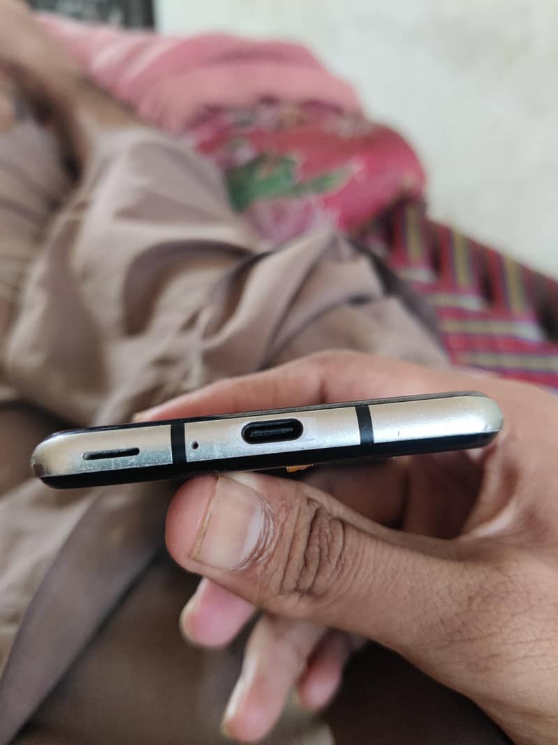 Sharp Aquos R3 3