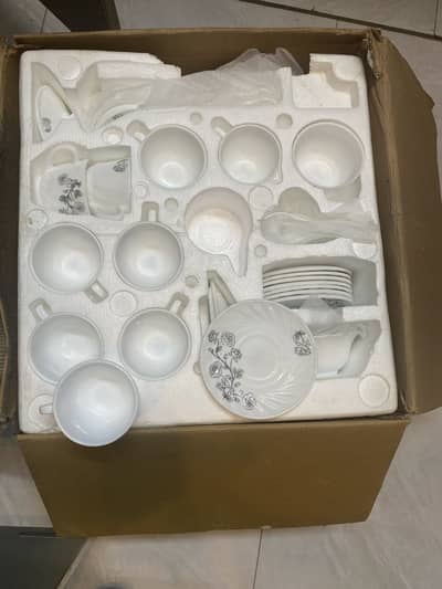 Brand new Dinner set / 72 piece not use for sale