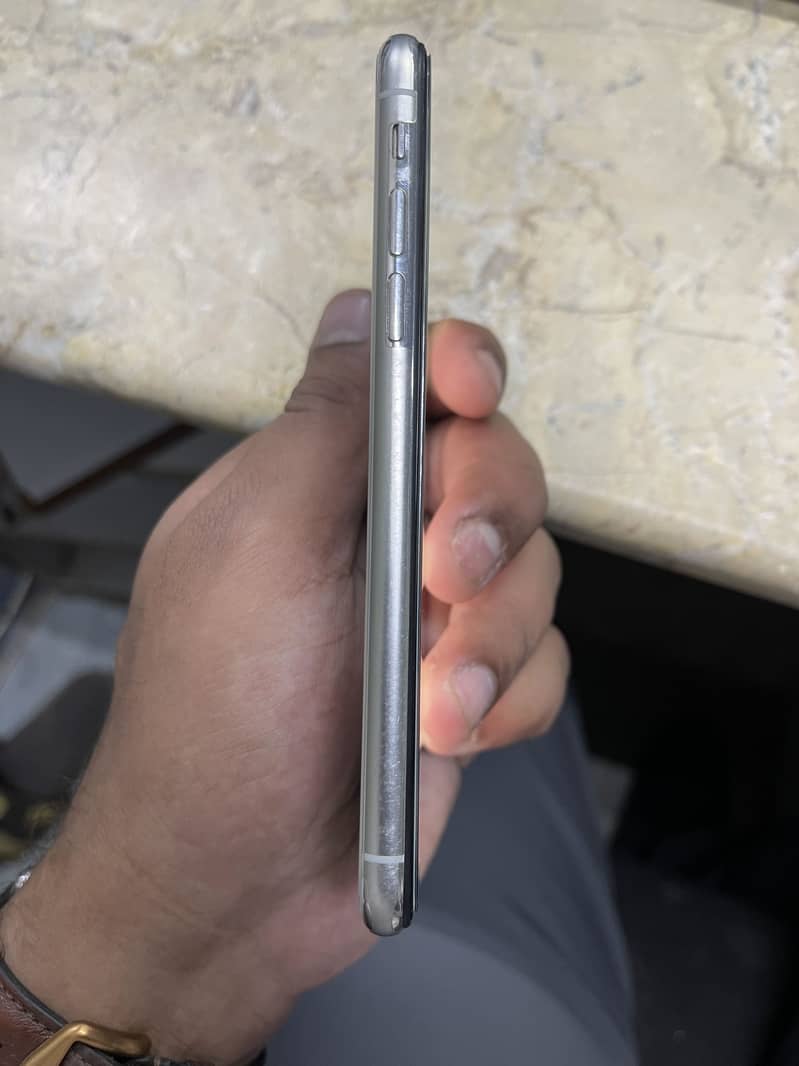 Apple iPhone X 4
