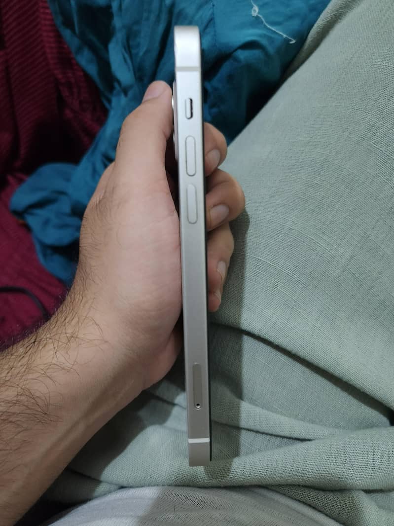 Apple iPhone 12 4