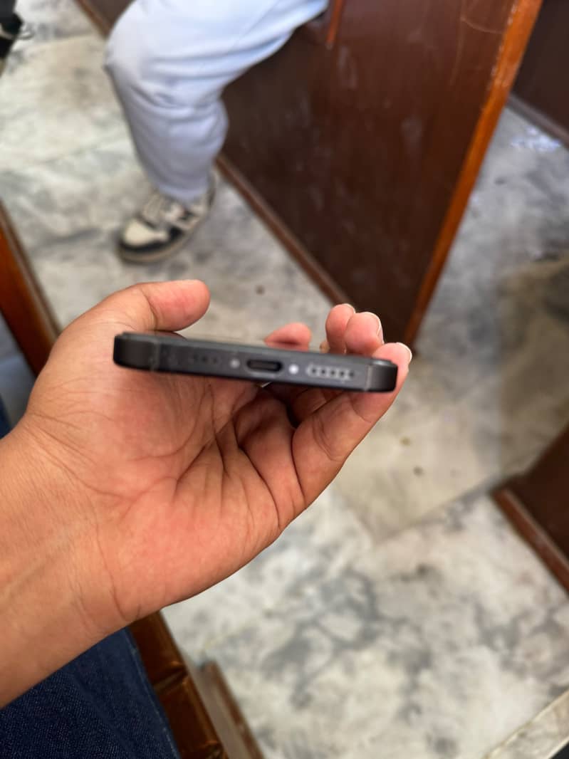 Apple iPhone 15 4