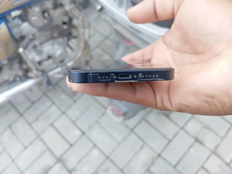 Apple iPhone 12 4