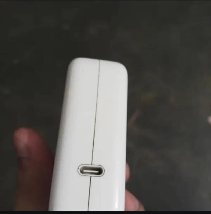 Apple Adapter 0