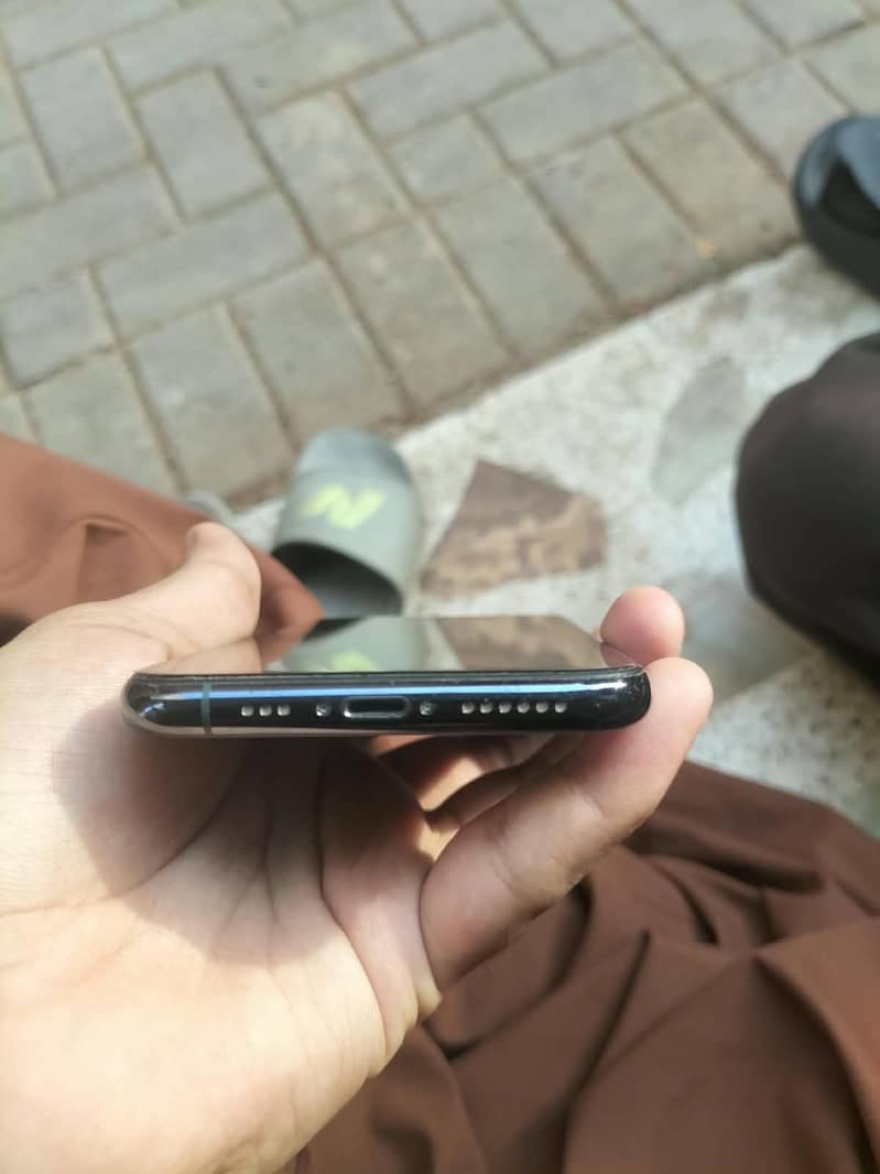 Apple iPhone 11 Pro 4