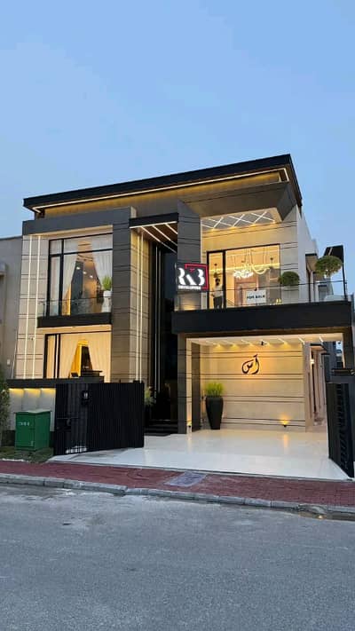 10 Marla Luxury House is Available for Rent in Bahria Town Lahore