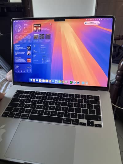 MacBook Air M3, 2024 15 inch - 16 GB and 256 SSD
