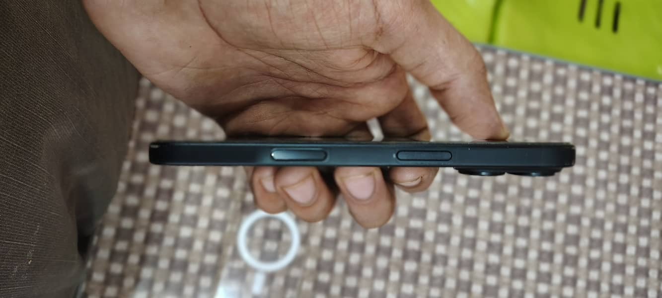 Apple iPhone 16 1