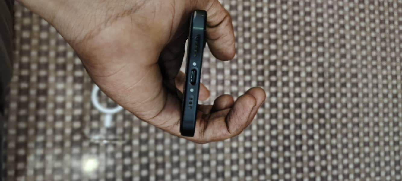 Apple iPhone 16 3