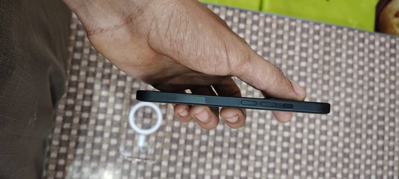 Apple iPhone 16 5