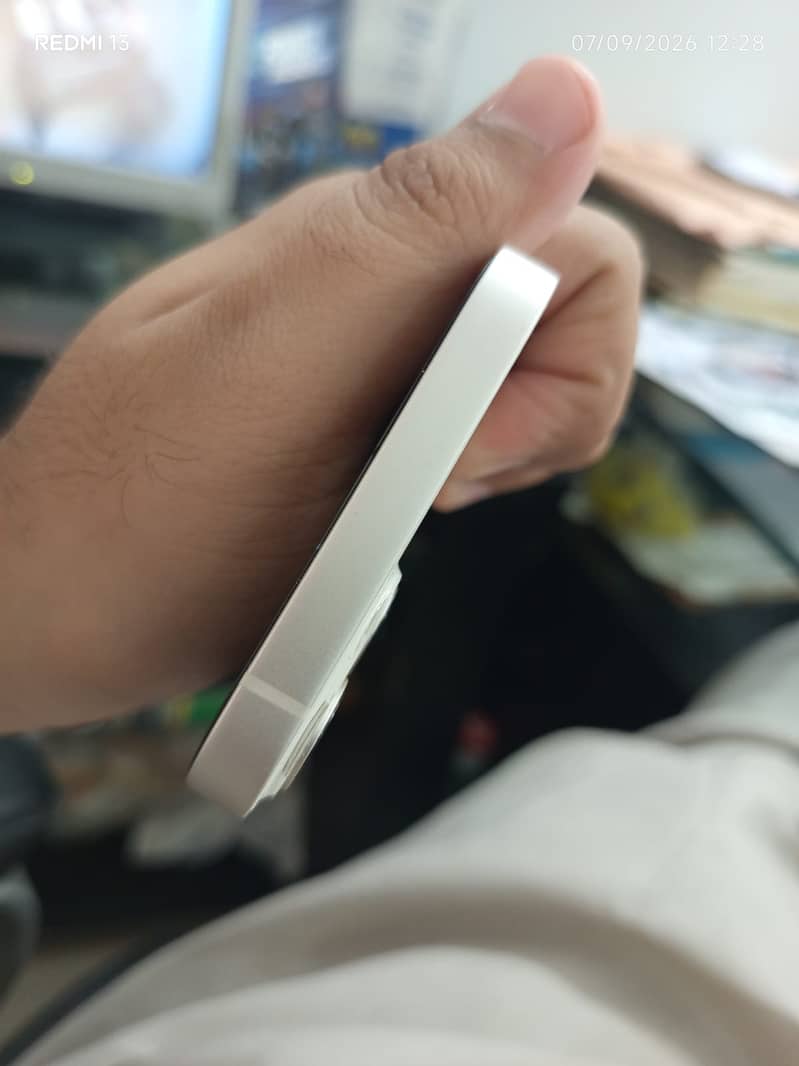 Apple iPhone 13 2