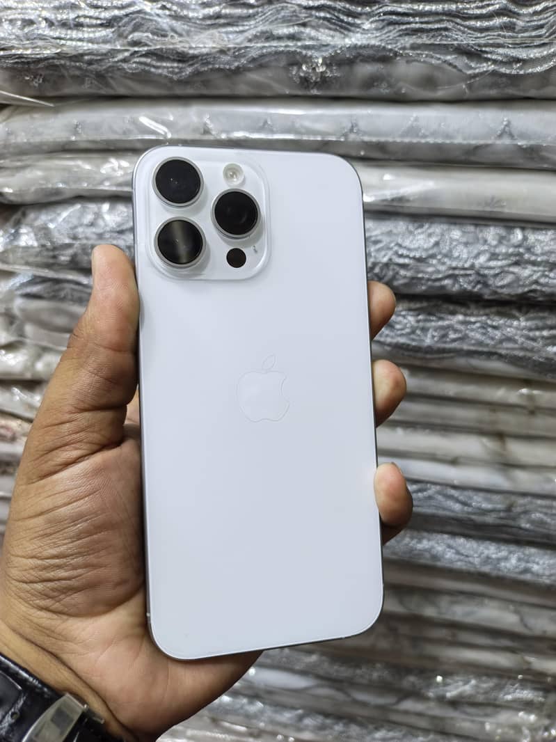 Apple iPhone 16 Pro Max 1