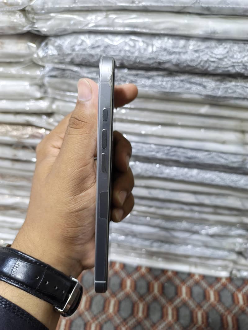 Apple iPhone 16 Pro Max 3