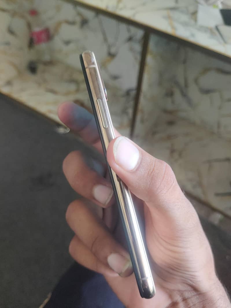 Apple iPhone XS 5