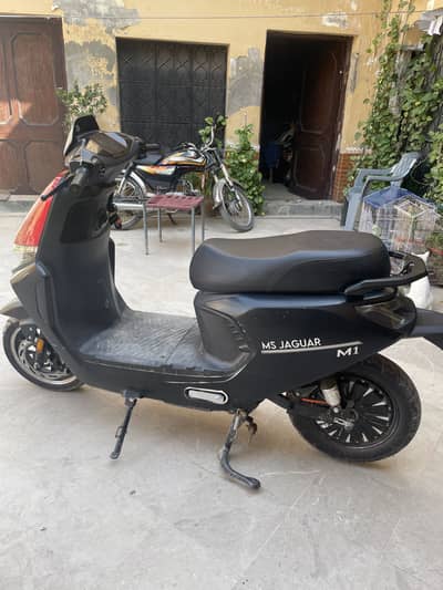 Electric scooty. 1 full charge mai 55 se 70 km chaltii. Hai