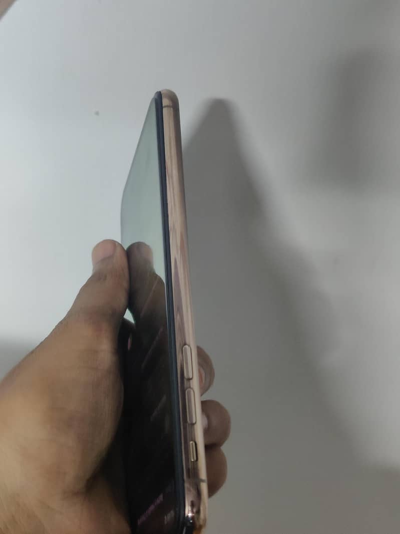 Apple iPhone XS Max 5