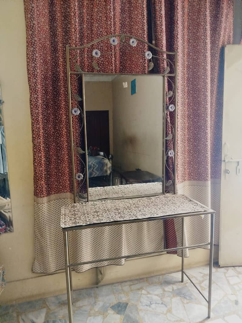 Used Iron Dressing Table 0