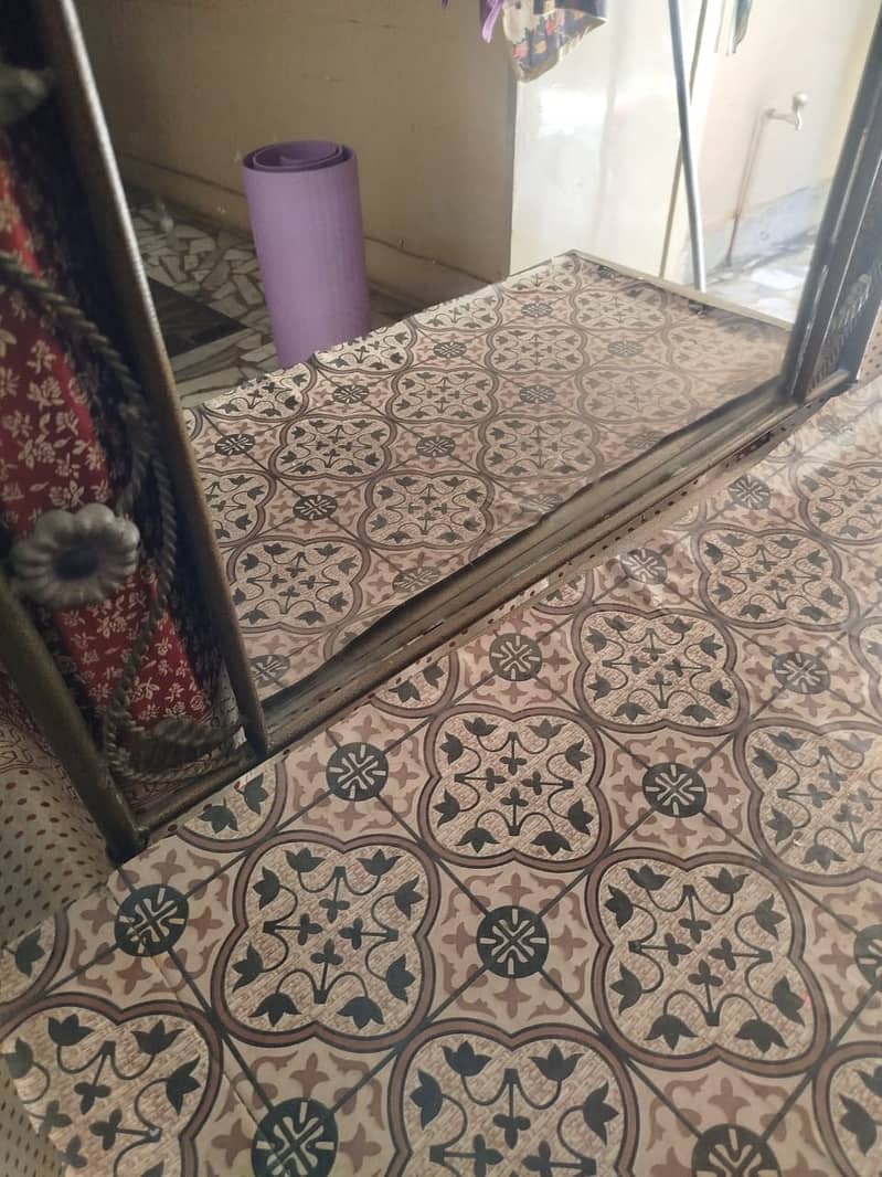 Used Iron Dressing Table 1