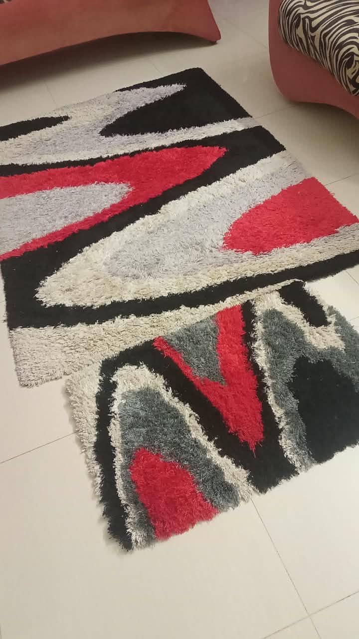 Table and carpet 0