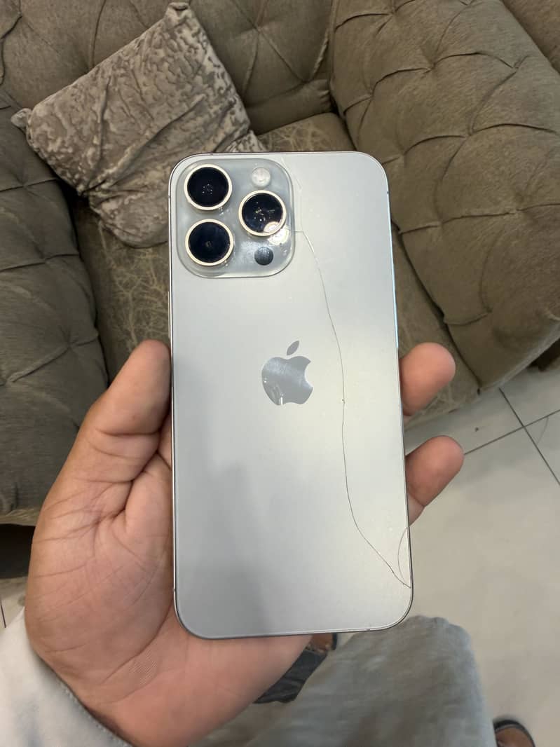 Apple iPhone 15 Pro Max 4