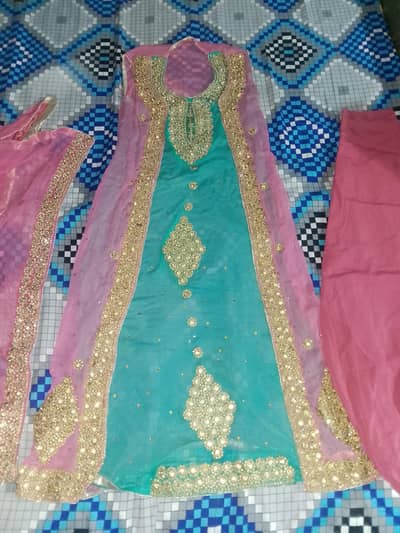 weeding dress  Sirf AK din ka Liya use huwa ha