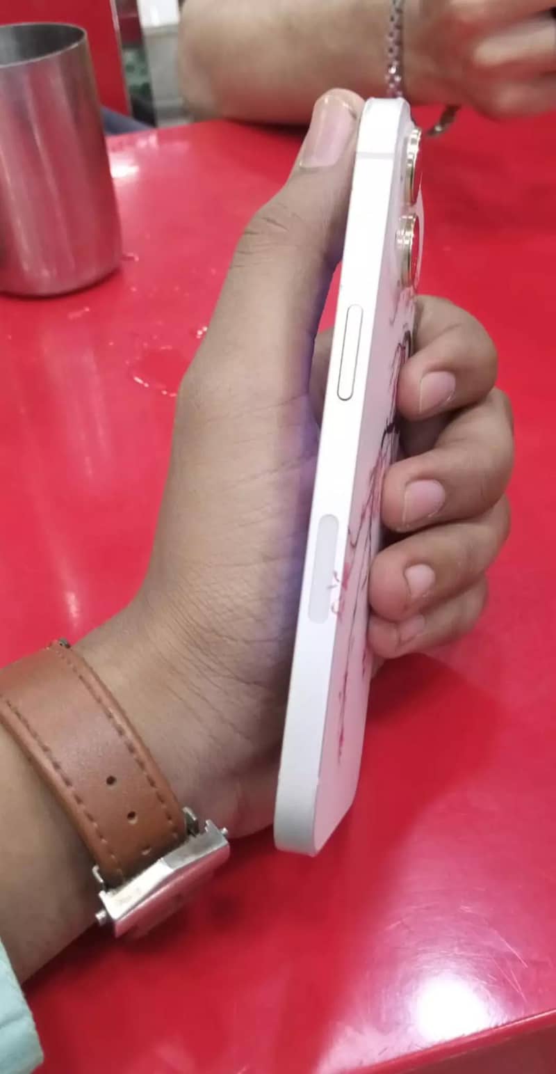 Apple iPhone 13 2