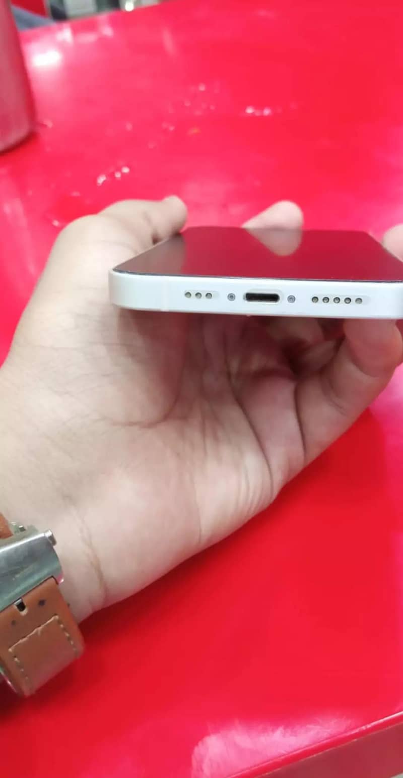 Apple iPhone 13 4