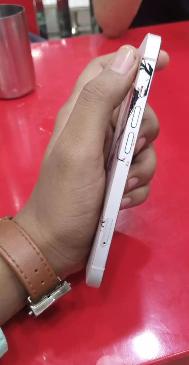 Apple iPhone 13 6